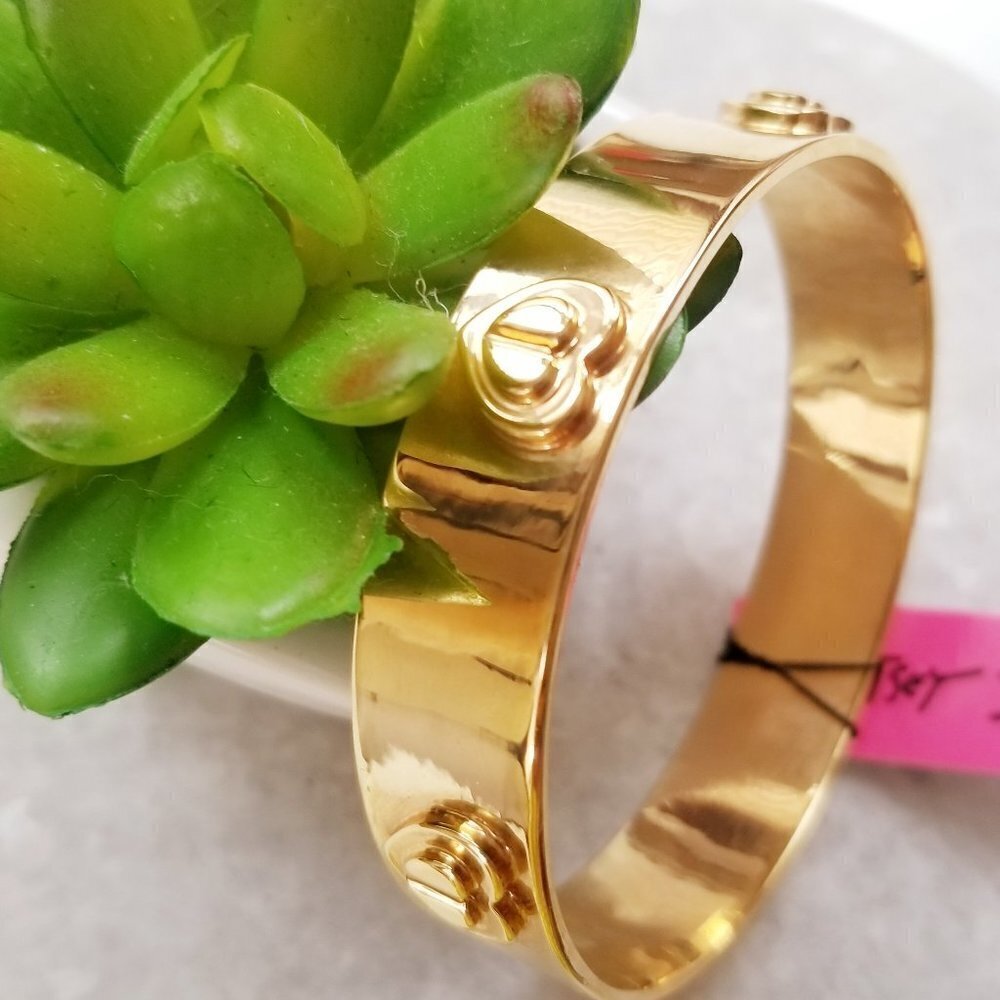 NWT Betsey Johnson Status Collection Gold 3D Heart Retro Mod Bangle Bracelet